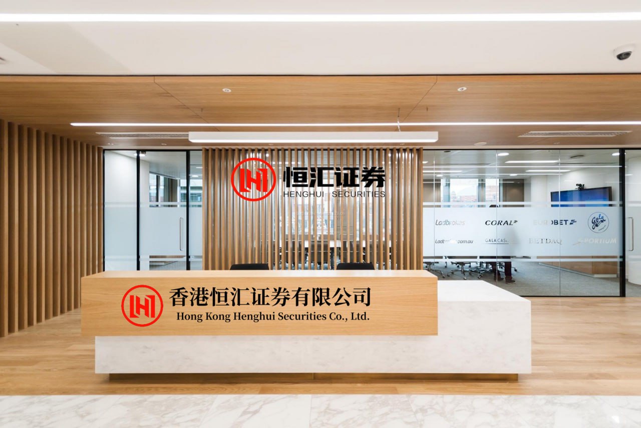 沪深配 打伞防“虫雨”？郑州公园出现密密麻麻青虫 专家：取食树叶，无毒也不咬人